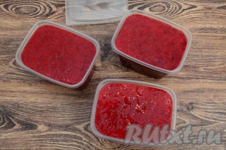 Вишню, перетёртую с сахаром, разлить по пластиковым контейнерам. Я разлила по 3 пластиковым контейнерам объёмом по 350 миллилитров каждый. То есть общий выход заготовки составил 1050 миллилитров.