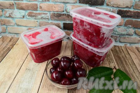 Зимой замороженную вишню, перетёртую с сахаром, можно размораживать и готовить с ней вкуснейшие десерты, есть с чаем. А мой младший сын, слегка разморозив вишнёвое пюре, ест его вместо мороженого.