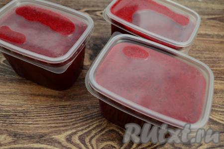 Пластиковые контейнеры аккуратно закрыть крышками и отправить в морозилку.