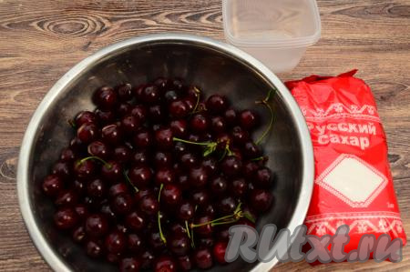 Свежую вишню перебрать, удаляя подпоченные ягоды. Промыть ягоды проточной водой, лишней воде дать стечь.