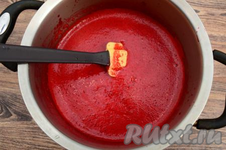 При помощи лопатки (или столовой ложки) тщательно перемешать вишнёвое пюре, чтобы сахар полностью растворился и равномерно смешался с ягодами.&nbsp;У&nbsp;меня вишня была достаточно сладкая, поэтому я добавила 200 грамм сахара.&nbsp;Вы же попробуйте получившуюся вишню, протёртую с сахаром, на вкус, если необходимо, добавьте немного сахара и ещё раз тщательно перемешайте.