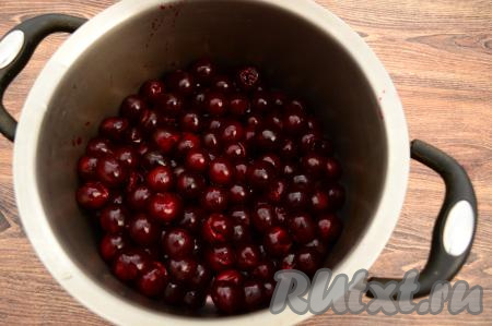 Удалить из вишни косточки.  Сложить ягоды в кастрюлю, подходящую по размеру. Из одного килограмма вишни с косточками у меня всего получилось 800 грамм вишни без косточек.