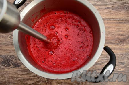 Погружным блендером пробить вишню до получения однородного пюре.