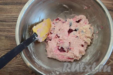 Вмешать муку в творожное тесто, после этого начать по половине столовой ложки подсыпать оставшуюся муку, аккуратно и полностью вмешивая её. Творожное тесто для сырников с вишней должно стать вязким, липким, но при этом держать форму, если его слегка сжать в руке. Как только тесто стало нужной консистенции, значит больше не добавляйте муку. Для получения теста для сырников нужной консистенции мне в общей сложности потребовалось добавить 80 грамм муки, но количество муки, которое потребуется, во многом зависит от сочности вишни, влажности творога и размера яйца. Поэтому и нужно добавлять муку в творожное тесто постепенно, обязательно ориентируясь на консистенцию теста.