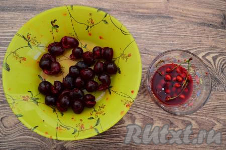 У меня была свежая вишня, её заранее нужно промыть водой, удалить косточки. Замороженную вишню нужно полностью разморозить. Сок, выделившийся из ягод, при удалении косточек (или при размораживании) нужно слить.