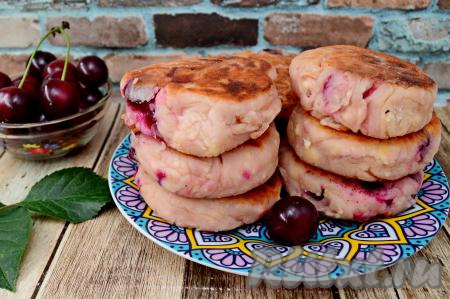 Готовые сырники с вишнёвой начинкой можно подавать и тёплыми, и остывшими.