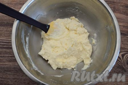 Перемешать содержимое миски до однородности. Я обычно сначала перемешиваю вилкой, а потом довожу творожную массу до однородности силиконовой лопаткой.