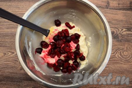 Вишню без косточек нарезать на половинки, выложить в миску с творожной массой.