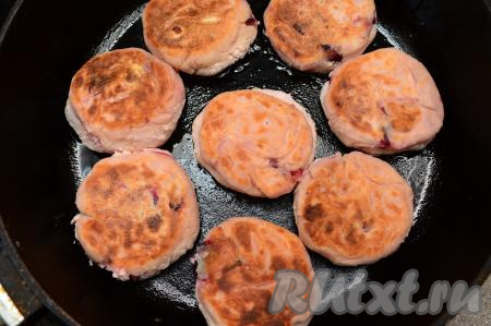 Затем сырники перевернуть, немного уменьшить огонь, накрыть сковороду крышкой и жарить ещё 3-4 минуты (до подрумянивания сырников с другой стороны). Ещё раз сырники перевернуть, выключить огонь. Оставить сырники на 5 минут постоять и пропариться под крышкой.