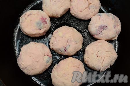 Влить растительное масло в сковороду, хорошо разогреть. Выложить на хорошо разогретую сковороду сырники из творога с вишней. Жарить 3-4 минуты (до подрумянивания снизу) на среднем огне.