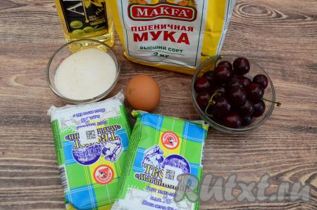 Подготовить продукты для приготовления сырников с вишней. Вишню можно взять как свежую, так и замороженную. Творог я предпочитаю брать жирностью не менее 5%.