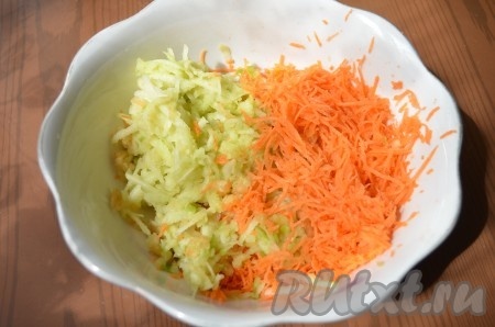 Морковь и яблоко очистить, натереть на мелкой терке.