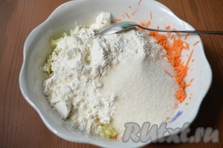 Добавить муку и сахар, перемешать. 