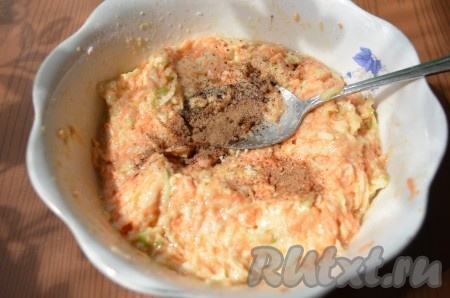 Затем добавить пряности, растительное масло, лимонный сок, еще раз перемешать.