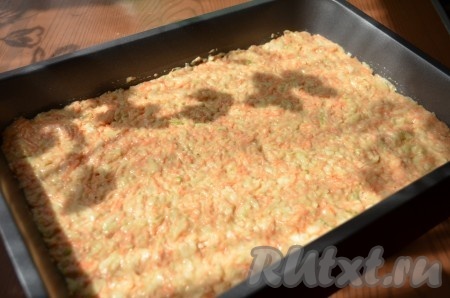 Выложить полученное тесто тонким слоем в форму для выпечки. 