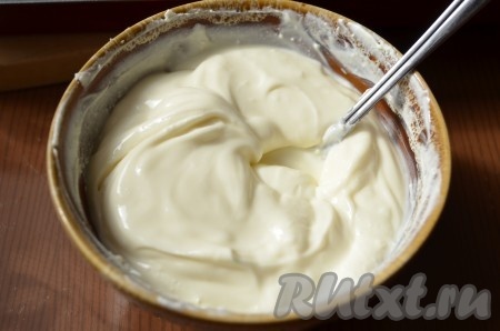 Для крема тщательно перемешать творог, сметану, мед.