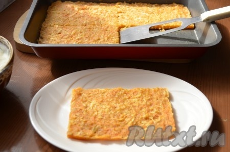 Готовый корж разрезать на 4 части.