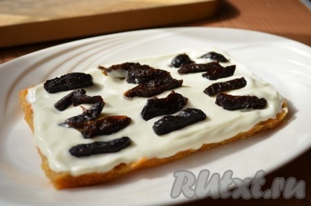 Промазать каждый маленький корж кремом, по желанию между слоями добавить чернослив. 