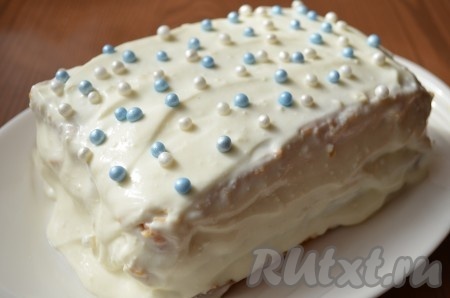 Украсить диетический тортик по желанию. Оставить на несколько часов, чтобы торт пропитался.