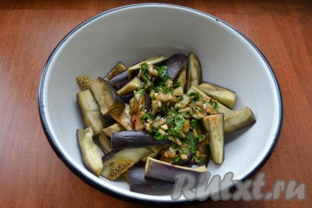 Если кусочки варёных баклажанов слишком&nbsp;крупные - разрежьте их ещё на несколько частей. Баклажаны выложить в миску, добавить заправку.