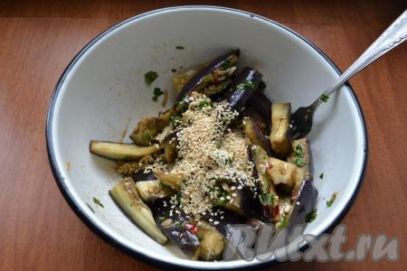 Добавить кунжут к баклажанам, хорошо перемешать.