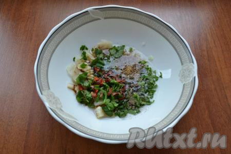 К луку и чесноку добавить мелко нарезанную петрушку, специи,&nbsp;влить соевый соус, растительное масло, сахар, перемешать получившуюся заправку. Остроту этой закуски можно регулировать, добавляя специи по вкусу. Я решила сделать закуску достаточно острой, поэтому добавила 0,5 чайной ложки молотого кориандра,&nbsp;0,5 чайной ложки чёрного молотого перца,&nbsp;0,5 чайной ложки&nbsp;хлопьев острого перца чили. Попробовать получившуюся заправку на вкус, если нужно, досолить.