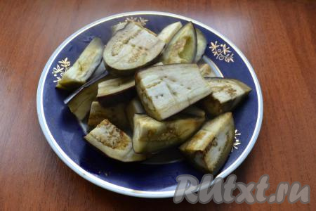 Баклажаны вымыть, разрезать пополам, а потом - вдоль ещё на 2-4 части, выложить в кастрюлю, залить полностью холодной водой, поставить на сильный огонь. После закипания воды, уменьшив огонь, отварить баклажаны в течение 5-7 минут (до готовности). Для того чтобы проверить готовность, проколите кусочки баклажанов вилкой, если вилка входит легко, значит овощи готовы.&nbsp;Баклажаны выложить на тарелку, дать немного остыть.