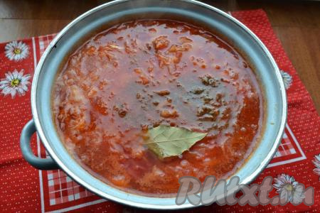 После того как картошка со свеклой и перцем (или без перца) проварятся 25-27 минут с момента первого закипания воды, выложить в кастрюлю содержимое сковороды, перемешать. Добавить специи и&nbsp;лавровый лист, дать закипеть, уменьшить огонь. Варить борщ на медленном огне минут 7, после чего убрать с огня. Дать постному борщу настояться, не накрывая кастрюлю крышкой, в течение минут 10.