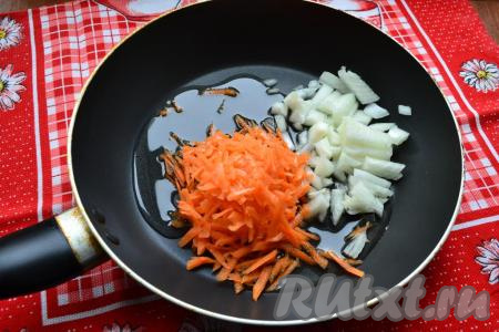 Пока варятся картошка с капустой, нужно заняться зажаркой для борща. Для этого&nbsp;нужно очистить лук, чеснок и морковь.&nbsp;Лук мелко нарезать, морковь натереть на крупной тёрке. Выложить лук с морковью в сковороду с растительным маслом.