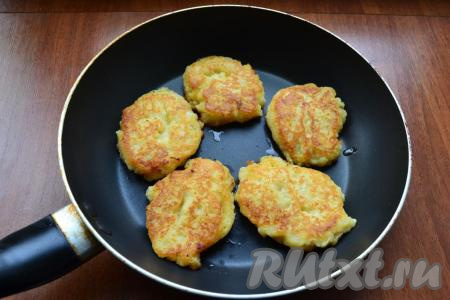 На сковороду, разогретую с растительным маслом, ложкой выкладывать картофельную массу и жарить на среднем огне до румяности с двух сторон. 