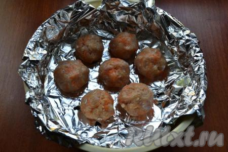 Мокрыми руками сформировать небольшие тефтели, выложить их в чашу для варки на пару (если готовите в мультиварке) или поместить в пароварку, или в миску, которую поставить на кастрюлю с водой (для готовки на газу). Чашу мультиварки можно застелить фольгой и сделать дырочки (это можно сделать для того, чтобы вам было легче ее вымыть).