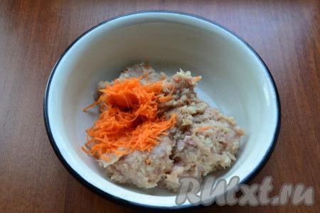Очищенную морковь натереть на средней или мелкой терке, добавить к фаршу, хорошо перемешать и отбить фарш о дно миски.