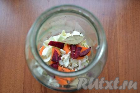 Также добавить 1 лавровый&nbsp;лист, часть кориандра и горчицы в зёрнах, часть нарезанного чеснока.