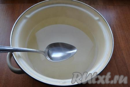 Для приготовления маринада в кастрюлю влить 1 литр воды, вскипятить, затем всыпать сахар и соль, перемешать, варить 2-3 минуты (сахар и соль должны полностью раствориться), после чего влить столовый уксус, перемешать и выключить газ.