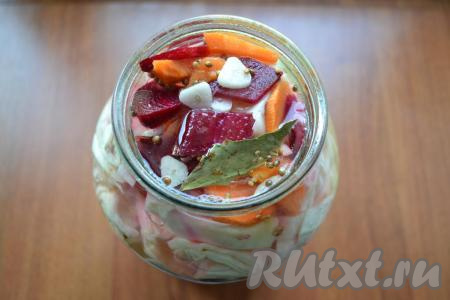 В банку с капустой влить растительное масло и залить её горячим маринадом.