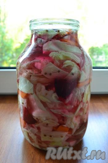 Банку с капустой, прикрыв крышкой, оставить часов на 8 при комнатной температуре. Спустя это время капуста будет полностью готова.