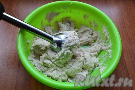 Содержимое миски измельчить погружным блендером до однородного, паштетообразного состояния. Если нет погружного блендера, можно содержимое миски дважды пропустить через мясорубку.