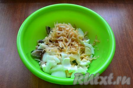 К сельди и яйцам добавить очищенное от кожуры и семян, натёртое на крупной тёрке кислое яблоко и нарезанный кусочками очищенный репчатый лук.
