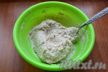 К получившемуся форшмаку добавить уксус и, если нужно, посолить по вкусу, тщательно перемешать.