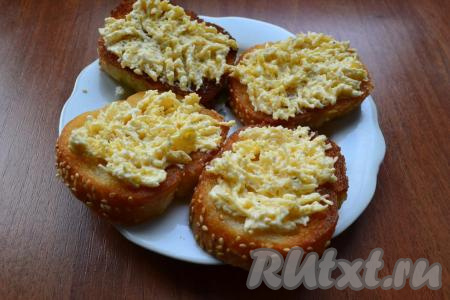 Смазать полученной сырной массой ломти батона с обжаренной стороны.