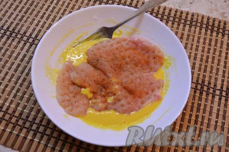 Куриную отбивную обмакнуть со всех сторон в подготовленный яичный кляр. Обмакивайте в кляр столько отбивных, сколько поместится на сковороду за один раз. У меня небольшая сковорода, поэтому я жарила по одной отбивной, а соответственно вначале покрыла кляром одну отбивную.