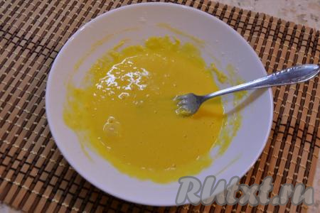 Постепенно добавляя муку, замесить яичный кляр для отбивных. По консистенции кляр должен быть похож на достаточно жидкую сметану. Я для получения кляра нужной густоты добавила 1,5 столовых ложки муки.