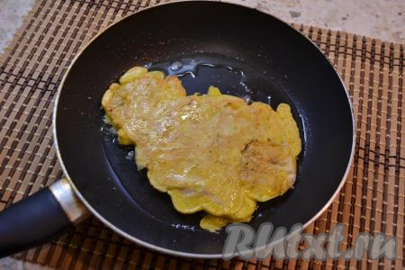 Жарить отбивную на среднем огне, прикрыв сковороду крышкой, до румяности с нижней стороны, после чего перевернуть и также жарить до румяности, не накрывая сковороду крышкой. В общей сложности отбивная жарится около 4-5 минут. Аналогично покрыть кляром и пожарить вторую отбивную.