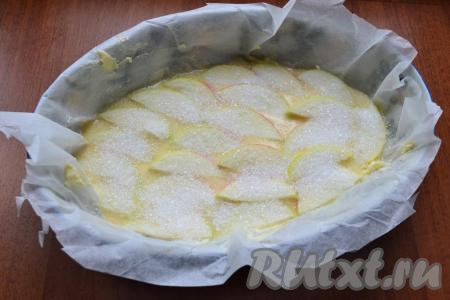 Из яблок удалить сердцевины, очищать от кожуры я их не стала. Яблоки нарезать на тонкие дольки. Выложить яблочные дольки на тесто в 2 слоя, каждый пересыпая сахаром.