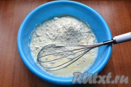Далее всыпать 100 грамм муки и весь разрыхлитель, перемешать тесто венчиком.