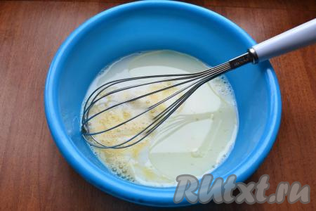 Яйца хорошенько взбить венчиком, влить молоко и растительное масло, ещё раз взбить венчиком.