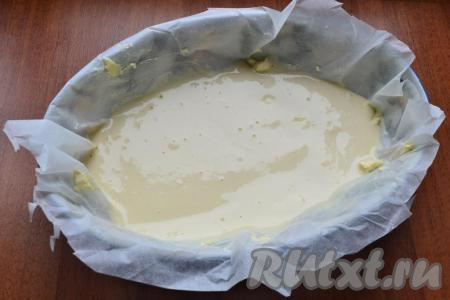 Форму для выпечки диаметром 18-20 сантиметров застелить пергаментом, затем весь пергамент смазать сливочным (или растительным маслом), смазывая и дно, и бока. Вылить в форму половину теста, разровнять.