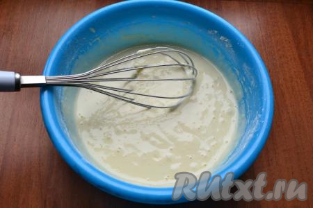 Частями добавляя оставшуюся муку и полностью вмешивая её венчиком, замесить однородное тесто, напоминающее сметану средней жирности. В зависимости от величины яиц, жирности молока и качества муки, для замешивания теста нужной густоты может потребоваться немного больше или немного меньше муки, чем указано в ингредиентах, главное - ориентируйтесь на густоту теста.