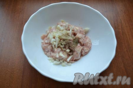 Для формирования фрикаделек можно взять кусочки любого мяса (например, свинины, говядины, индейки, я использовала куриное филе), пропустить через мясорубку в миску. Можно использовать и покупной фарш. В миску с фаршем добавить мелко нарезанную (или натёртую на крупной тёрке, или пропущенную через мясорубку) половину луковицы, всыпать соль и специи по вкусу (в качестве специй я добавила чёрный молотый перец).