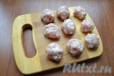Получившийся фарш хорошенько перемешать. Руками, смоченными водой, сформировать небольшие шарики (я сформировала 9 штук), это и будут наши фрикадельки.